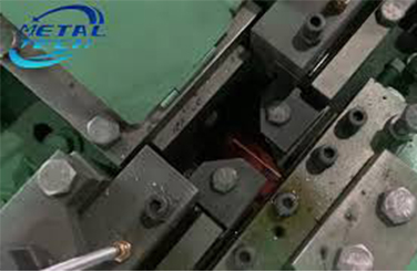 فيديو يُظهر آلة صنع الأظافر 2 في العمل.